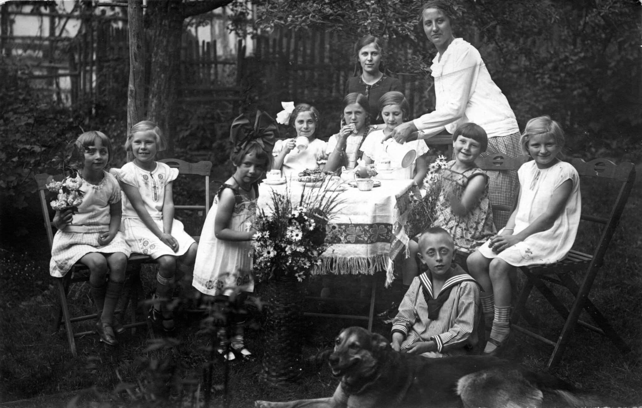 Geburtstag Irmchen Meyers 1928, im Garten Mittelstr. 4